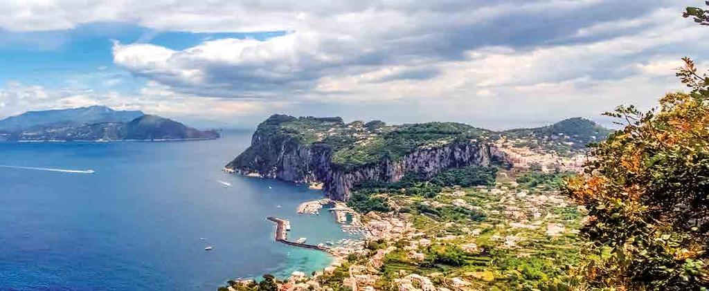 Capri imponente fortaleza do castelo Svevo, localizado em uma das suas 7 colinas que mantém um interessante centro histórico, onde se destaca a Catedral do século XII e sua fonte dos Treze Canais.