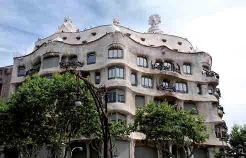 Pela manhã visita da cidade, passando por suas principais avenidas como a Praça da Cataluña, o Passo da Graça, a Diagonal, a Sagrada Família de Gaudí, (Externo) o bairro gótico com a catedral, as