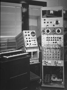 James Beauchamp (1964) Harmonic Tone Generator Gerador de seis harmónicas com frequência fundamental de 0 a 2000 Hz.