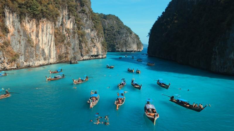 É um passeio de dia inteiro para visitar Maya Bay (praia onde foi gravado o filme A