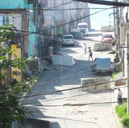 urbanas; instalam-se fábricas, que formam as paisagens industriais; constroem-se estradas, pontes, aeroportos, túneis;