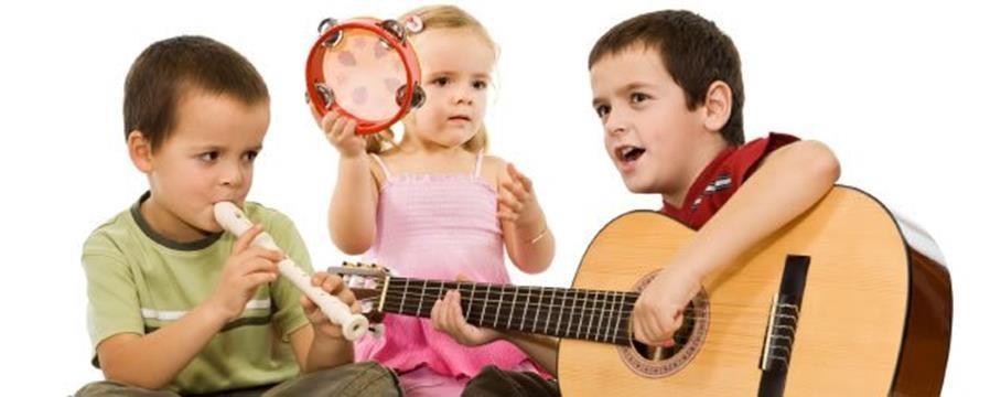A música como ferramenta educacional indispensável Segundo BEN & HENTSCHKE (2003), os benefícios de levar a música para o trabalho em sala de aula são: Desenvolve a expressão; Estimula a fala, a
