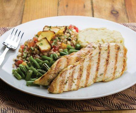 Servido com vagem refogada, purê de batata doce e um bife vegano de sementes e cogumelos.