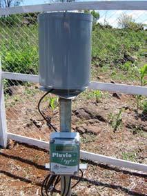 Imagens de equipamentos instalados nas microbacias-piloto em Santa Catarina (Pluviologger, telemetria, régua e sensores de nível do rio).