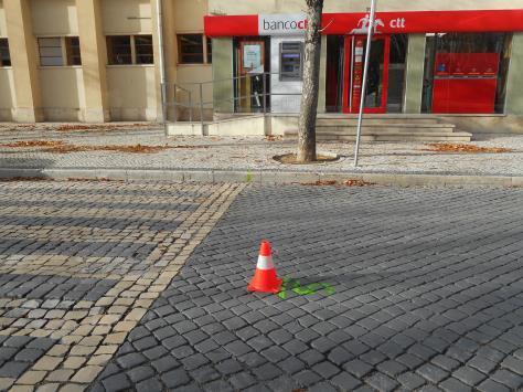 89m (Prego com anilha no pavimento) 4º km Na Rua Luís de Camões, alinhado com o final da janela da loja Lorec Material Elétrico,