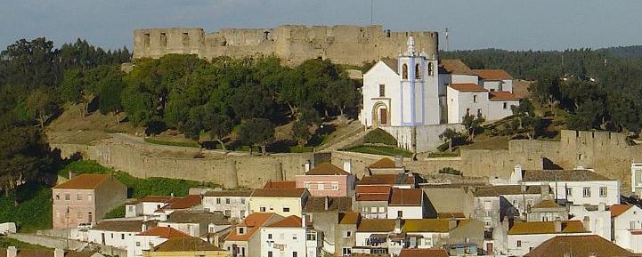 A cidade de Torres Vedras Descubra Torres Vedras, um concelho com cerca de 80 mil habitantes, marcado pela sua economia essencialmente agrícola e pela sua paisagem de vinhedos, com cheiro a mar