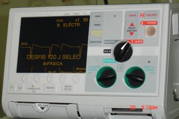 A desfibrilação elétrica é um procedimento terapêutico que consiste na aplicação de uma corrente elétrica contínua NÃO SINCRONIZADA, no músculo cardíaco.