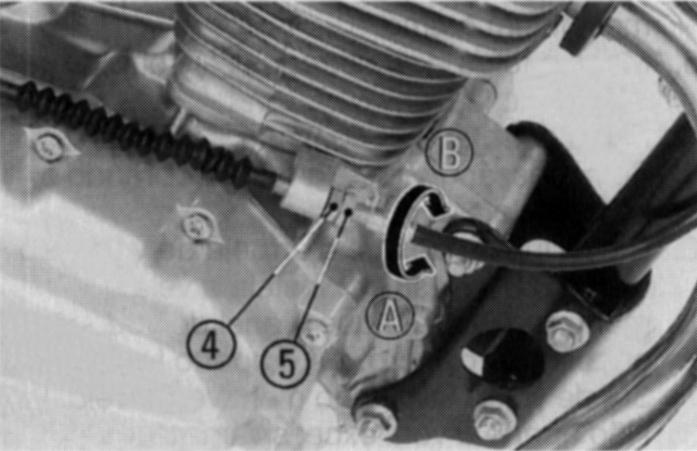 Ajustes maiores são obtidos por meio do ajustador situado na extremidade inferior do cabo da embreagem 3. Solte a contraporca (4) e gire o ajustador (5) até obter a folga correta.