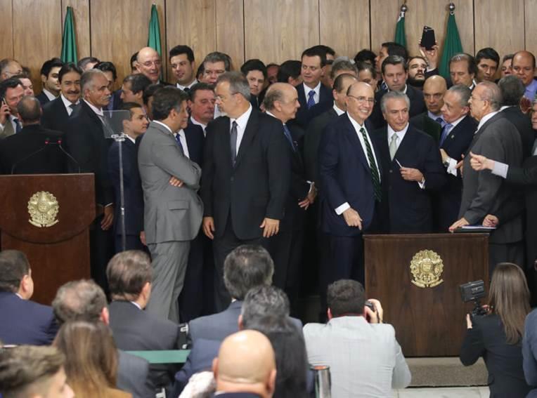 PARTICIPAÇÃO DAS MULHERES NA VIDA POLÍTICA BRASILEIRA No Brasil apenas 10.7% dos assentos disponíveis na Câmara dos Deputados e apenas 14.