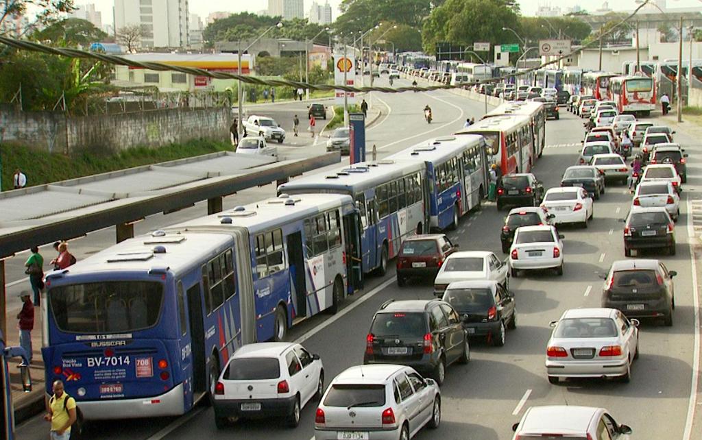 muitos motoristas arriscam suas vidas. O Governo Federal tem como objetivo reduzir em 50% a taxa de mortalidade viária até 2020.