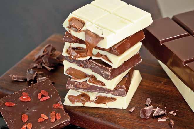 100g aproximadamente Produzida artesanalmente com Chocolate 100% Callebaut: R$18 BARRAS PEQUENAS RECHEADAS 120g aproximadamente - barra
