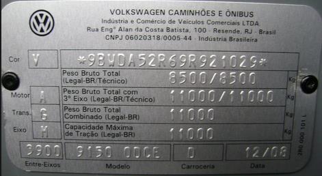 Plaquetas de Capacidade Existem veículos que, pelo risco que podem causar aos demais, pelo dano que podem causar à via e pela importância dada à sua carga, devem, além das identificações