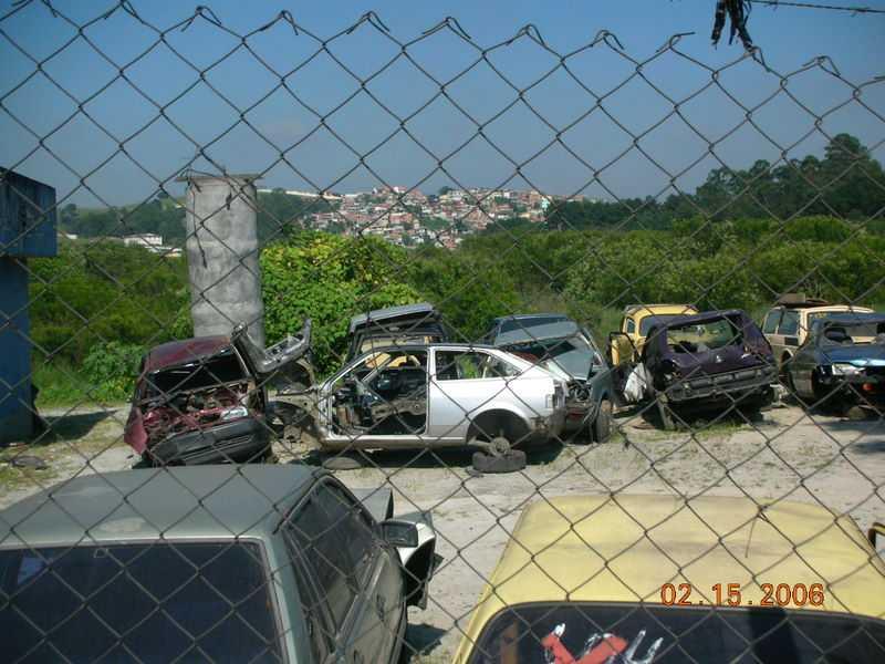 No outro lado da Estrada do M Boi Mirim, existe um depósito de ferro-velho, com vários carros expostos às intempéries a poucos metros do rio Embu Mirim.