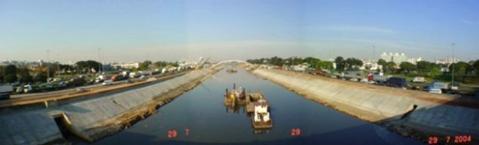 RMSP - BRASIL Aprofundamento, desassoreamento e limpeza, do rio Tietê - ampliação e rebaixamento da calha - aumento de 40% da capacidade de vazão do rio - removidos cerca de 6.