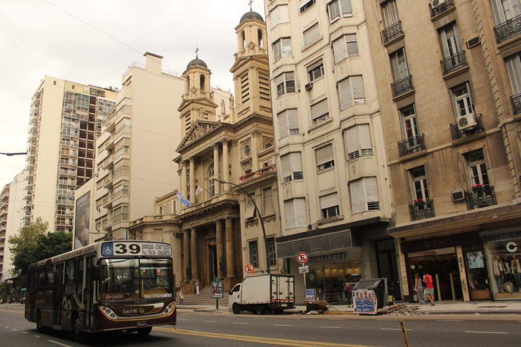 Essa fase de exploração da cidade foi realizada junto a uma construção visual através do registro fotográfico dos espaços urbanos de Buenos Aires representados em Medianeras.