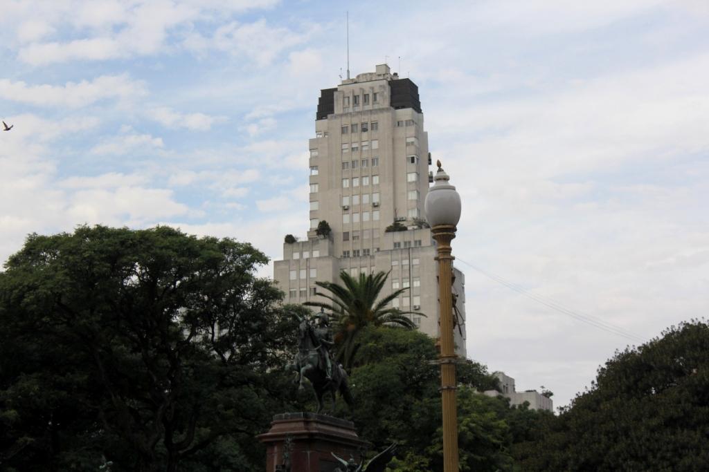 arranha-céu mais bonito da cidade e a maior estrutura de concreto do mundo nos anos