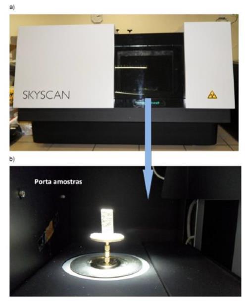 36 Figura 2.14 Microtomógrafo SkysCan 1173 utilizado no programa experimental: a) vista frontal do equipamento e b) porta amostras. ( Pilotto, 2011).