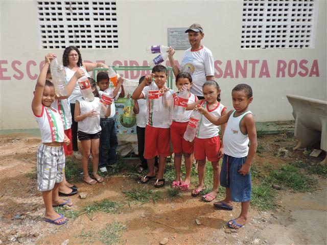 METODOLOGIA Sensibilização e Educação Ambiental através: Abordagem porta a porta; Distribuição de informativo e cadastro