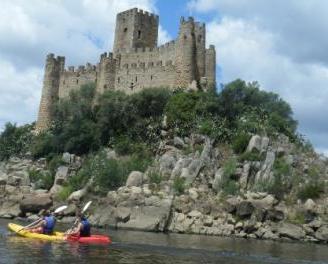 Descida do Rio Tejo - Meio dia Descida do Rio Tejo em caiaque com início na bela vila de Constância e final na