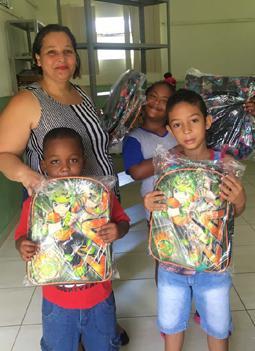Tarso começaram as aulas animados com as mochilas que ganharam do voluntário Marcos Ribeiro.
