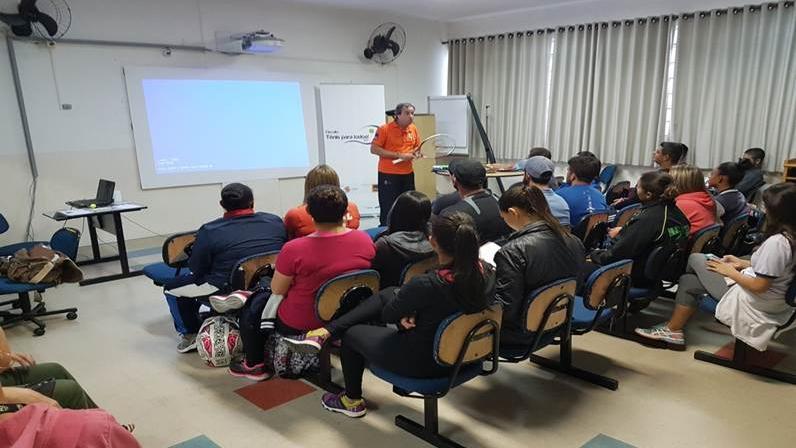 o suporte para aplicar a técnica aos alunos OFICINA DE RAQUETE O projeto ensina os professores de