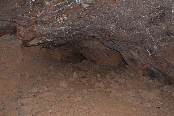 E realmente, estava lá a caverna: Aspecto da caverna, vista de dentro para fora. É uma grande cavidade dentro da rocha basáltica.