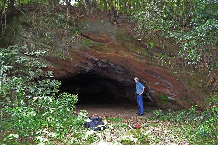 Bem, chegamos à caverna, um buraco enorme que de fora não permite maiores conclusões.