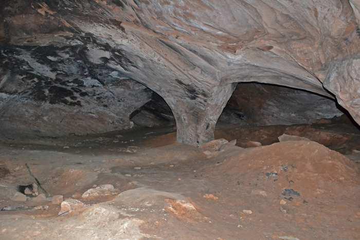 pedra... A cavidade é enorme: tem uma forma de J, com uma extensão total de 60 metros.