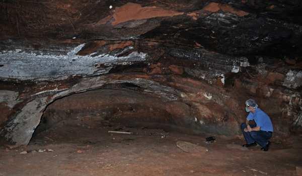 Entretanto, ao adentrar na caverna, há umas reentrâncias suspeitas nas paredes de ambos os lados.