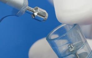 2 Abertura del lacre para obtener el implante en la cápsula estéril