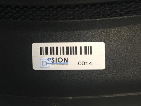 Etiqueta aplicada no fundo de uma cadeira com superfície lisa.