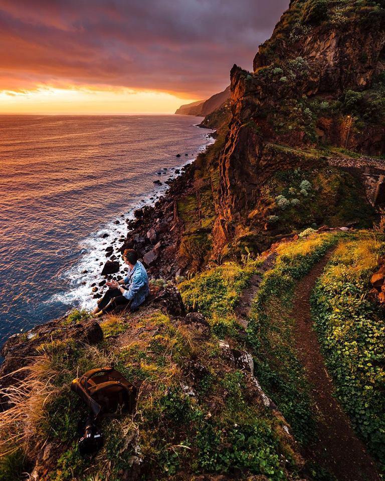 VISITAS À MADEIRA 1ª VEZ 52% + 1 VEZ 46% NS/NR: 2%