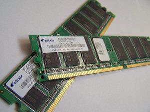 Tipos de Memória A memória principal (Random Access Memory) utilizada na maioria dos computadores, usa uma tecnologia que requer