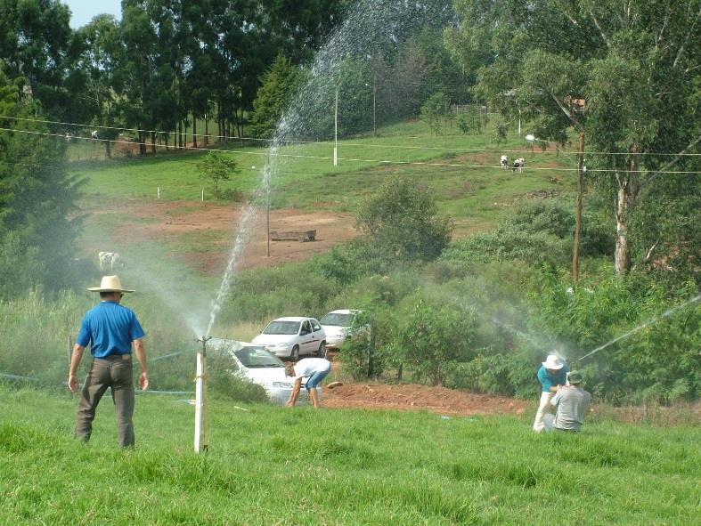 RESERVAÇÃO DE ÁGUA E IRRIGAÇÃO O uso de sistemas de irrigação por parte dos agricultores, como tecnologia para otimizar a produção e reduzir riscos de perdas com estiagens, tem crescido