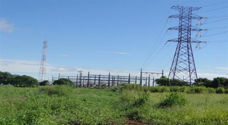 Vista vante, acesso bom, relevo plano, solo argiloso, travessia de lavoura de soja, região de boa produtividade,