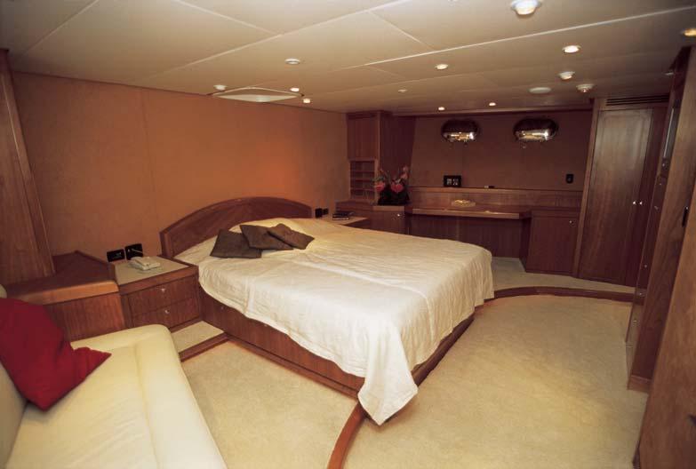 Tanto o camarote do proprietário quanto a master suíte são bem espaçosos e têm penteadeira e sofá escrivaninha, sofá, pé-direito de 2,10 m e armários enormes.