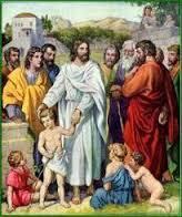 3. Identificar-se com os pequenos. Jesus abraça as crianças e identifica-se com elas. Quem recebe uma criança, é a Jesus que recebe (Mc 9, 37).