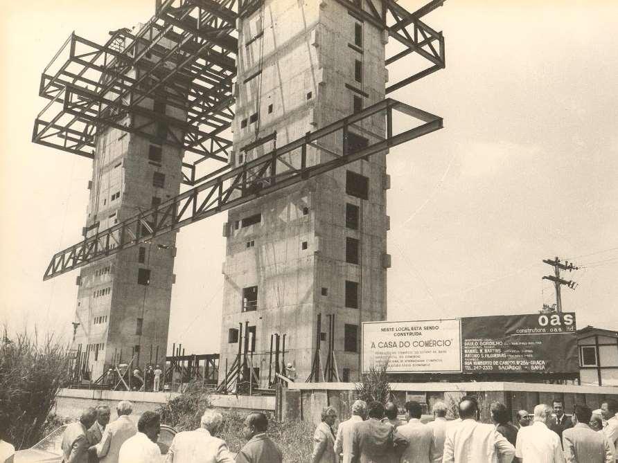 estruturados em aço. O edifício abriga a sede da Feceb (Federação do Comércio do Estado da Bahia), do Sesc (Serviço Social do Comércio) e do Senac (Serviço Nacional de Aprendizagem Comercial).