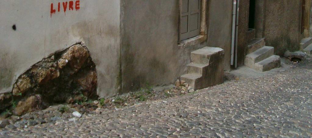 rés-do-chão com uma porta de duas folhas, com a caixilharia em alumínio. No º andar observa-se uma janela com abertura em guilhotina.