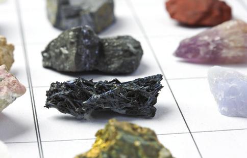 12 Shutterstock Investimentos em pesquisa mineral no mundo Investimento Global (US$ 10.700.000) Área (sq.km) x 1.