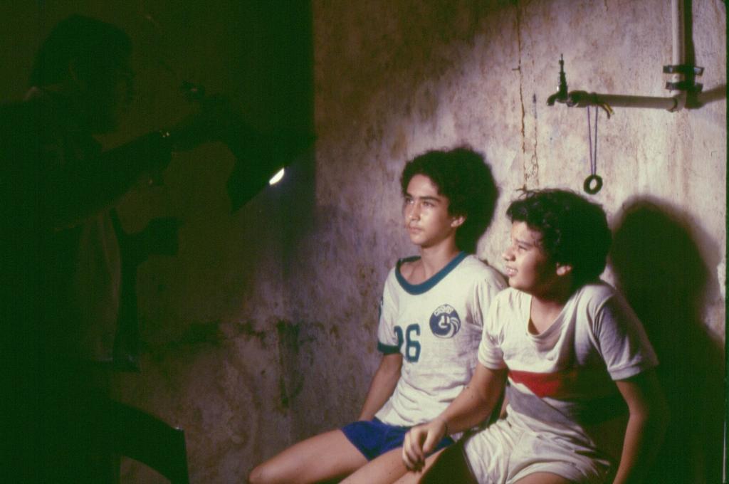 52 Ilustração 20 - Os atores de Adulto não brinca (1981), Vladimir Sampaio e amigo, durante a filmagem do curta. (Fonte: arquivo pessoal de Adélia Sampaio) 3.