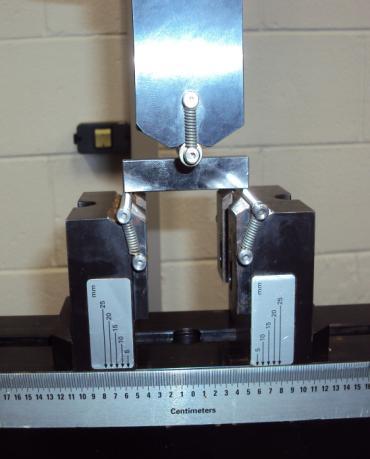 Fatigue tests were performed at three points of bending specimens (Figura 4.b) and temperature of 25º C. a b Figure 3 (a) Photo MTS machine used in the fatigue test.