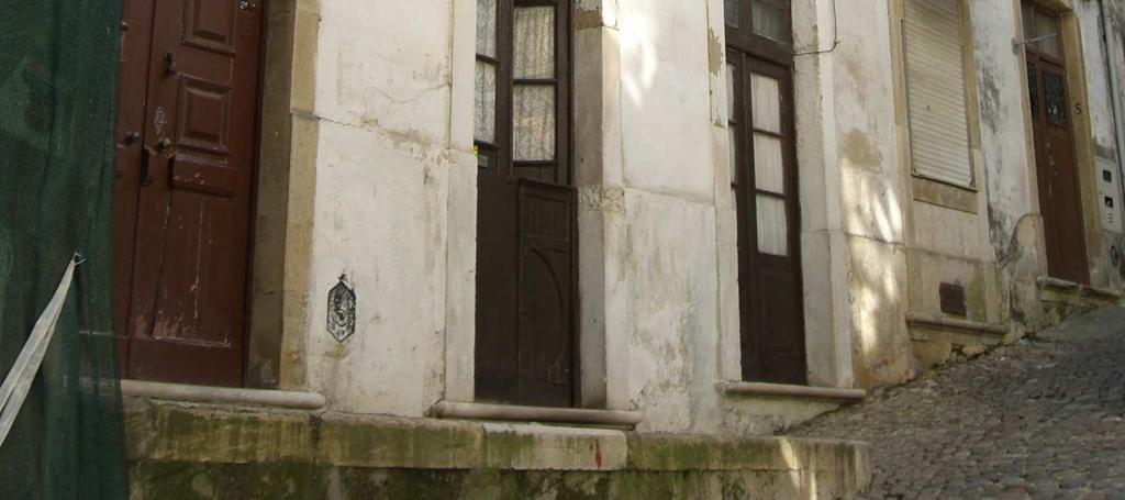 O imóvel, pelas características que apresenta, conta-se como um dos mais antigos da Alta de Coimbra, sendo por isso muito urgente a sua preservação. Estado de Conservação Mau 3.