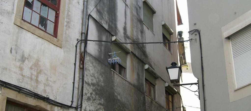 Palácios Confusos. Ramifica para nordeste com o Beco de S. Cristóvão e para sul com a Travessa da Amoreira.