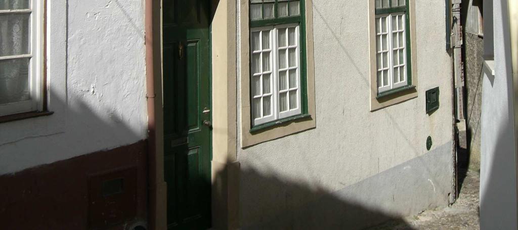 No º andar rasgam-se três janelas de duas folhas de abrir com bandeira. Todas as janelas, tal como a porta do edifício, tem cantaria pétrea simples.