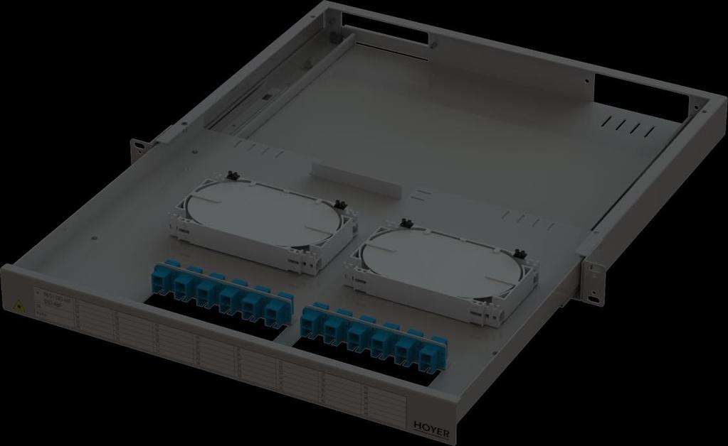 Bandejas de emenda e distribuição óptica para instalação em racks.