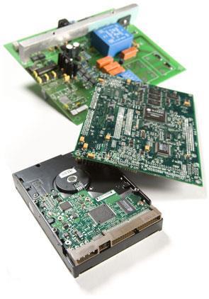 componentes é feita através de placas de circuito impresso (PCI), que servem para: ustentar os componentes