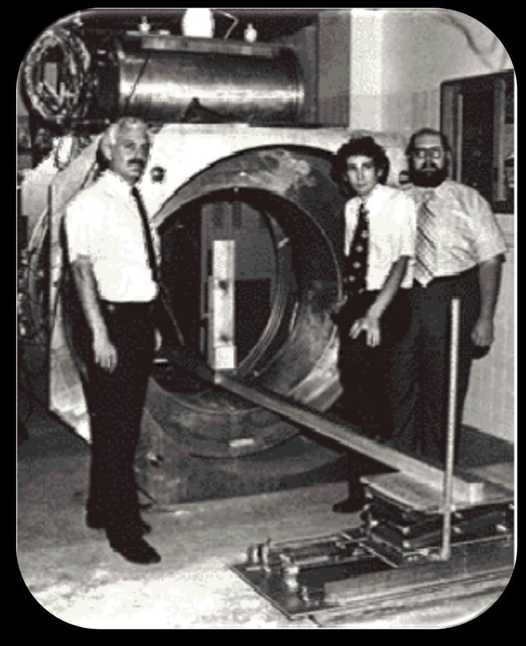 Introdução e histórico O primeiro ressonador magnético foi patenteado por Damadian em 1972 e usava hélio líquido para refrigerar os magnetos dispostos numa câmara cilíndrica.