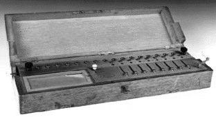 HISTÓRICO - 1818 Arithmómetre de Thomas Em 1818 o francês Charles Xavier Thomas de Colmar inventou um calculador que permitia efetuar cálculos complexos, por pessoas pouco