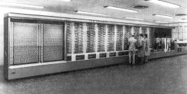 000 peças 800 Km de fios HISTÓRICO 1946 ENIAC (Universidade da Pensilvânia) ELETRONIC NUMERIC INTEGRATOR ANALYSER AND COMPUTER Totalmente eletrônico 17.468 válvulas + U$ 500.